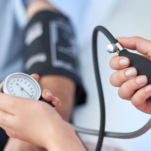 Misurazione della pressione arteriosa, saturazione e frequenza cardiaca Studio podologia Sangiorgi, podologo a Imola